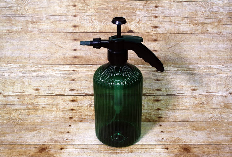 Powered by compressed air, this vapourizer produces fine quality mist for keeping your plants happy and hydrated.